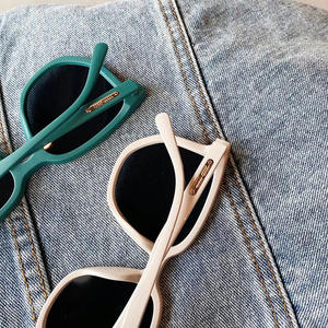 Gafas de Sol para Mujer Qianai, Montura Grande, Lentes de PC con Protección UV400, Remaches Punteados Irregulares, Estilo Urbano, Gafas de Sol de Moda - Product Image 4