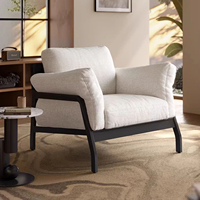 Fauteuil nordique moderne en tissu avec structure en bois massif pour salon