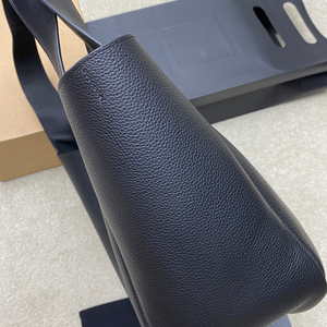 Sacs minimalistes pour femmes: style urbain avec texture luxueuse - Product Image 3