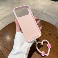 Coque de téléphone en silicone liquide confortable au toucher pour iPhone 16 17 18 Pro Max, avec bracelet chaîne cœur 3D mignon et protection antichoc