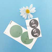 Rouleau d'autocollants ronds en PVC gaufré, étiquette imprimée, imperméable, autocollante, logo pour faux logo cosmétique imprimé, autocollants ronds