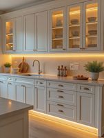 Meuble de cuisine de style américain classique, niche à fenêtre cintrée avec évier de ferme