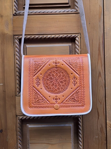 Sac bandoulière bohème marocain marron pour femme avec motif gaufré, fermeture à boucle à rivets, capacité moyenne, style toutes saisons - Product Image 4