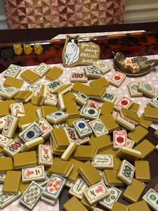 Juego de Mahjong de Lujo Moderno y Portátil de Doble Capa Dorado con 160 Fichas Acrílicas Pulidas a Mano con Diseño Clásico para Regalo o Juego en Casa - Product Image 5
