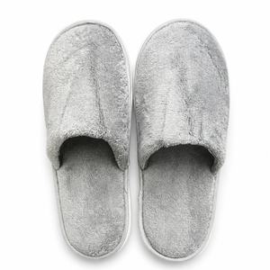 Chaussons en velours OEM MR125 – Écologiques et jetables pour hôtels 3 à 5 étoiles – Ensemble d'accessoires de salle de bain en coton blanc doux et hydratant - Product Image 6