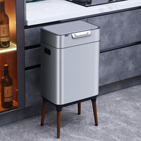 Poubelle de cuisine extérieure en acier inoxydable Poubelle de salle de bain à fermeture douce Doublure automatique Mini Style Poubelle de rangement pour la maison