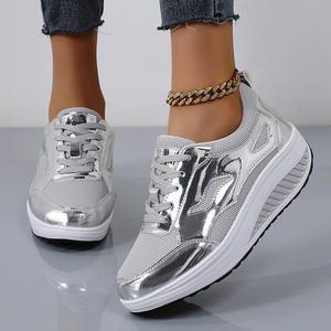 Chaussures de sport basses à lacets pour femmes, rehaussantes, à semelles épaisses, avec empeigne en maille respirante, pour la marche et le jogging, vente en gros - Product Image 3