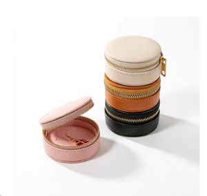 Estuche de Viaje Mini de Cuero PU de Gran Venta con Cierre de Cremallera y Borla para Exhibición y Almacenamiento de Pendientes - Product Image 1