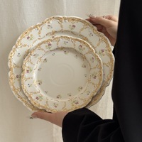 Service de table en céramique dorée baroque vintage français, assiettes en porcelaine festonnées, tasses à thé, soucoupes, plat ovale pour mariage, vente en gros