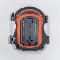 Genouillères robustes avec bordure orange, coque rigide, design flèche, boucles triangulaires et boutons-pression - Fabrication OEM, vente en gros personnalisée