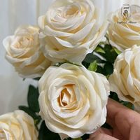 DKB Neuer Stil Realistische Seiden-Rosen in Weiß und Rot Künstliche Blumen Realistische Kunstblumen Rosenstrauß