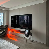 Mueble de TV Moderno Integrado con Estantes Abiertos y Cajones con Iluminación LED en Acabado Crema para Sala de Estar, Personalizable