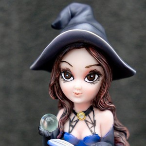 รูปปั้นเรซิ่นรูปนางฟ้าพร้อมลูกแก้ว กระโหลกนั่งตกแต่งฮาโลวีน รายละเอียดประณีต วาดด้วยมือ - Product Image 4