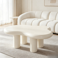 Nouvelle table basse en bois de luxe en forme de nuage avec des éléments modernes de style nordique et rustique pour un salon minimaliste