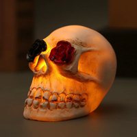 Set Figurine Tengkorak Halloween Modern OEM, Resin, Kepala Mawar, Mata LED Menyala, Hiasan Meja, Pesta, Rumah