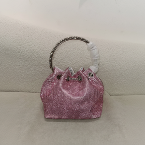 Bolso de noche de alta gama para mujer con forma de jaula de pájaro dorada con diseño de diamantes y piedras y cadenas. - Product Image 1