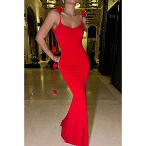 Vestido de Noche Rojo Satinado con Diseño de Rosa Dominicana, Cintura Imperio, Estilo Sencillo para Fiesta, con Volantes, Drapeado, Pedrería, Perlas y Lentejuelas, Largo hasta el Suelo - Product Image 4