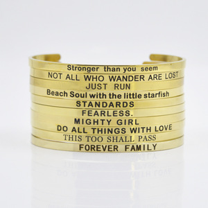 Bracelet en acier inoxydable plaqué or 4 mm gravé, forme C, inspirant, pour le bureau/la carrière, avec inscription BREATHE DREAM FEARLESS - Product Image 3