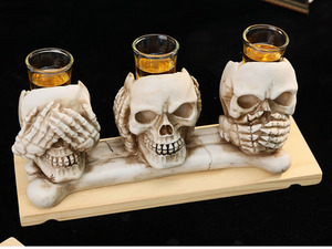 Support en verre de squelette en résine pour Halloween Inspiré vintage Ne dites pas Ne regardez pas N'écoutez pas Porte-gobelet à <span class=keywords><strong>vin</strong></span> unique en forme de crâne - Product Image 3