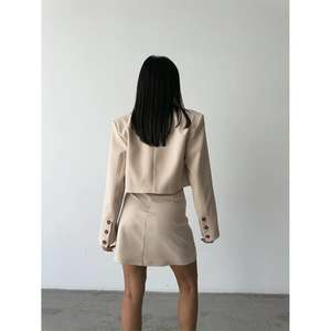 Conjunto de Blazer Corto de Satén para Mujer con Detalle de Botones y Minifalda de Manga Larga - Product Image 1