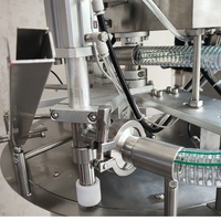 Machine automatique de remplissage et de bouchage pour sachets souples (1L, 2L, 3L, 4L) de gels douche, jus et sauces tomate à bec verseur