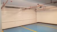 Maison principale Porte de garage américaine isolée en acier moderne avec fenêtres en perspective supérieure Surface finie pour villas