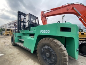 รถยกมิตซูบิชิ FD300 30 ตัน มือสองที่เชื่อถือได้ สามารถยกตู้คอนเทนเนอร์ขนาดใหญ่ได้ในคลังสินค้าและท่าเรือ - Product Image 1