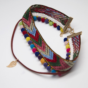 Collier ras du cou bohème multicolore <span class=keywords><strong>en</strong></span> ruban tricoté et tissé à la main, orné de pompons et d'un pendentif feuille <span class=keywords><strong>en</strong></span> alliage - Product Image 4