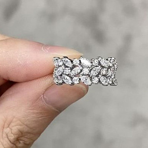 Anello di fidanzamento geometrico scintillante per donna, elegante gioiello da dito per feste - Product Image 2