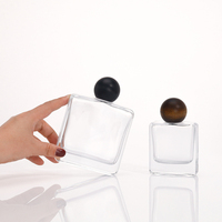 Flacon de parfum classique rectangulaire en verre 50/100ml, 100 pièces, avec pulvérisateur à pompe sérigraphié, acceptant la personnalisation de la couleur, du logo et du design du capuchon.