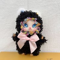 Pendentif Poupée Mignonne aux Cheveux Bouclés, Plusieurs Couleurs Disponibles, Poupée aux Grands Yeux, Accessoires à Suspendre au Sac à Dos, Cadeau, Vente en Gros