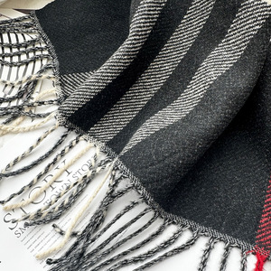 Écharpe à carreaux double face bicolore style preppy, chaude pour l'automne et l'hiver, avec pompons, vente en gros d'usine - Product Image 3