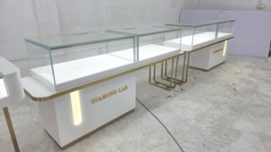 Présentoir à bijoux rectangulaire en verre et bois massif personnalisé en métal doré pour centres commerciaux, magasins et comptoirs - Product Image 6