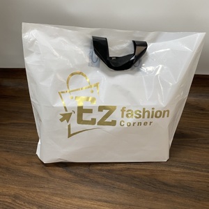 Bolsa de compras de plástico poliéster negro mate al por mayor, bolsa de compras con asa suave y logotipo personalizado impreso para tienda de ropa - Product Image 2