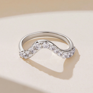 Bague d'éternité géométrique plaquée argent avec zircone cubique de laboratoire sertie pavé, bijoux de fiançailles pour femme - Product Image 4
