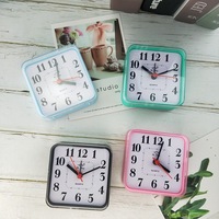 OEM/ODM horloge pas cher cadeau classique rond carré petit réveil de chevet à piles sans tic-tac
