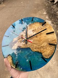 Horloge murale en résine époxy et bois massif naturel, décoration artistique Océan Bleu, article de luxe, vente en gros fabricant - Product Image 4