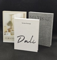 Boîte cadeau rigide en forme de livre avec fermeture magnétique personnalisée, gaufrage et doublure en éponge pour l'emballage de produits ménagers
