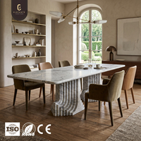 Table à manger en marbre sur mesure avec plateau en marbre naturel et base en colonne de marbre cannelée sculptée pour salle à manger de villa de luxe