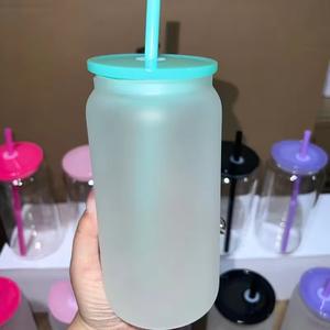 Vasos de Vidrio Transparente Esmerilado de 16 oz con Logotipo Personalizado, Sublimados para Cerveza, Jugos y Bebidas, con Tapas de Colores y Pajitas - Product Image 5