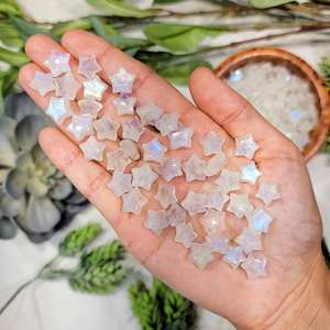 Moonstone Mini Star Carving Gemstone pour la guérison et l'intuition des chakras de la couronne - Product Image 1