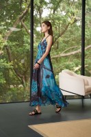 Robe longue en mousseline imprimée abstraite style bohème pour femme, col en V, taille haute, bretelles perlées faites à la main, ourlet large et fluide, idéale pour l'été et la plage