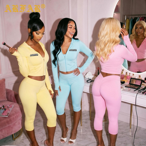 Set di Abbigliamento Sportivo per Donna con Logo Personalizzato Ricamato e Stampato, Giacca Yoga Tinta Unita e Leggings Capri, Tuta Y2k - Product Image 1