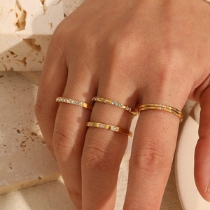 Joyería de mujer, anillo de <span class=keywords><strong>Zirconia</strong></span> cúbica fina minimalista de acero inoxidable chapado en oro para mujer, venta al por mayor a granel - Product Image 1