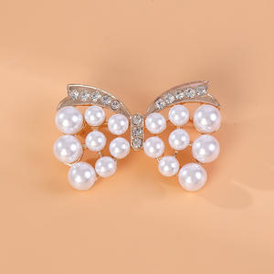 เข็มกลัดรูปหัวใจประดับมุกและคริสตัลชุบทองอัลลอยด์ ลดราคาพิเศษ ของขวัญสำหรับผู้หญิงและเด็ก เหมาะสำหรับงานแต่งงานและงานปาร์ตี้ - Product Image 3