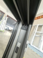 Fenêtre coulissante horizontale moderne en aluminium sur mesure avec moustiquaire en acier inoxydable et verre teinté pour la construction de cuisines résidentielles