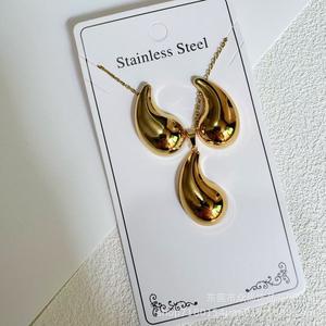 Ensemble de bijoux en acier inoxydable plaqué or 18 carats, boucles d'oreilles et collier de styles variés pour femmes - Product Image 4