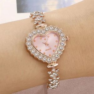 Reloj de Pulsera de Cuarzo para Mujer LP26, Estilo Diario, Esfera con Corazón Brillante y Diamantes de Imitación, Correa de Aleación Ajustable, Tipo Brazalete - Product Image 2