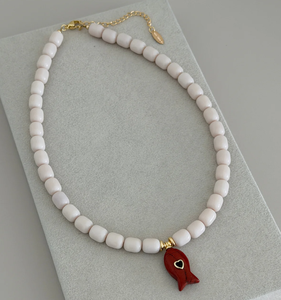 Collier ras du cou tendance bohème en acier inoxydable avec perles blanches, pendentif poisson rouge, détail cœur noir et chaîne en corde plaquée or - Product Image 6