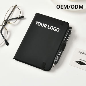 دفتر ملاحظات حلزوني بغلاف مقوى بحجم A6/A5 مع شريط من جلد البولي يوريثان وشعار قابل للتخصيص، مع جيب داخلي أسود محايد وحامل قلم - Product Image 2